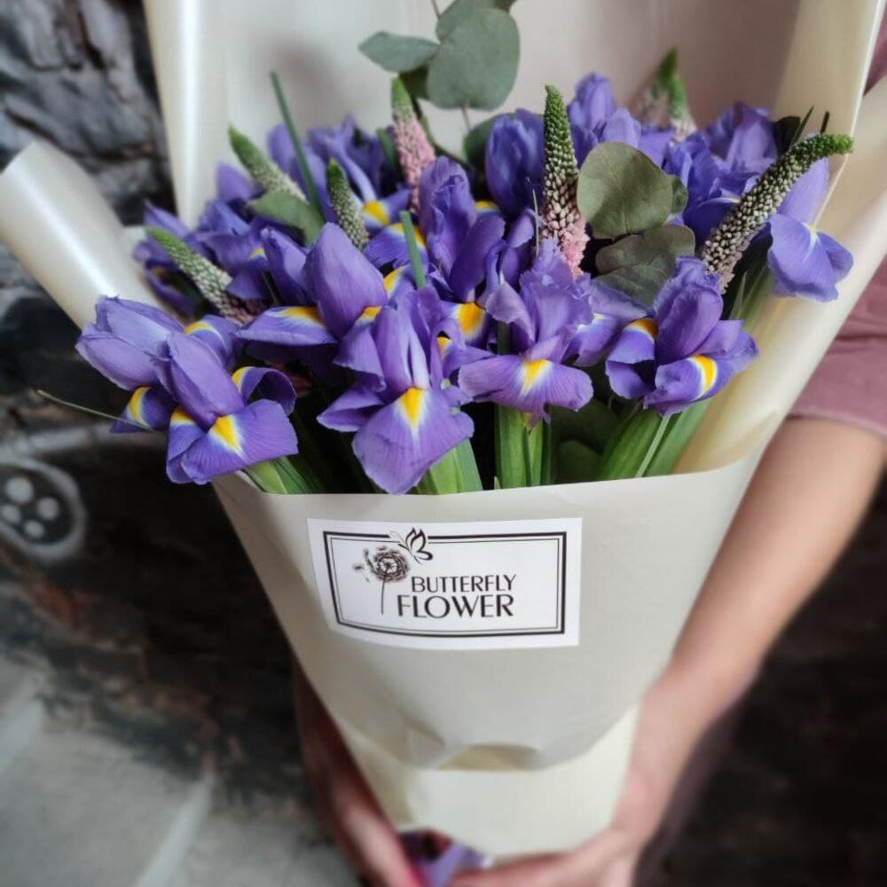 Букет из ирисов и вероники 