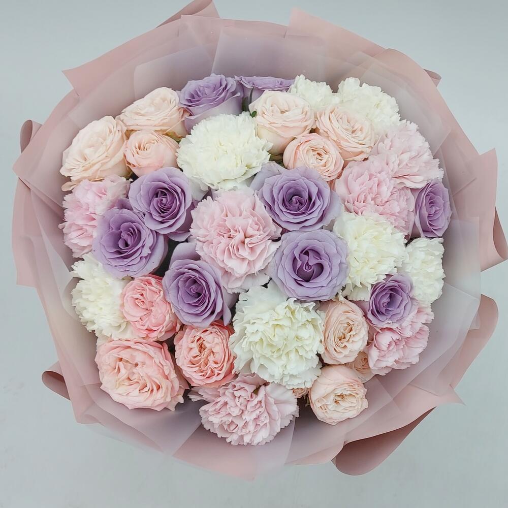 Букет из роз и диантусов 