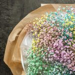 Букет из радужной гипсофиллы в крафте
