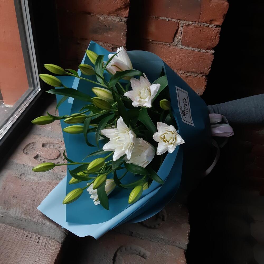 Букет из 5 махровых лилий в стильной упаковке 