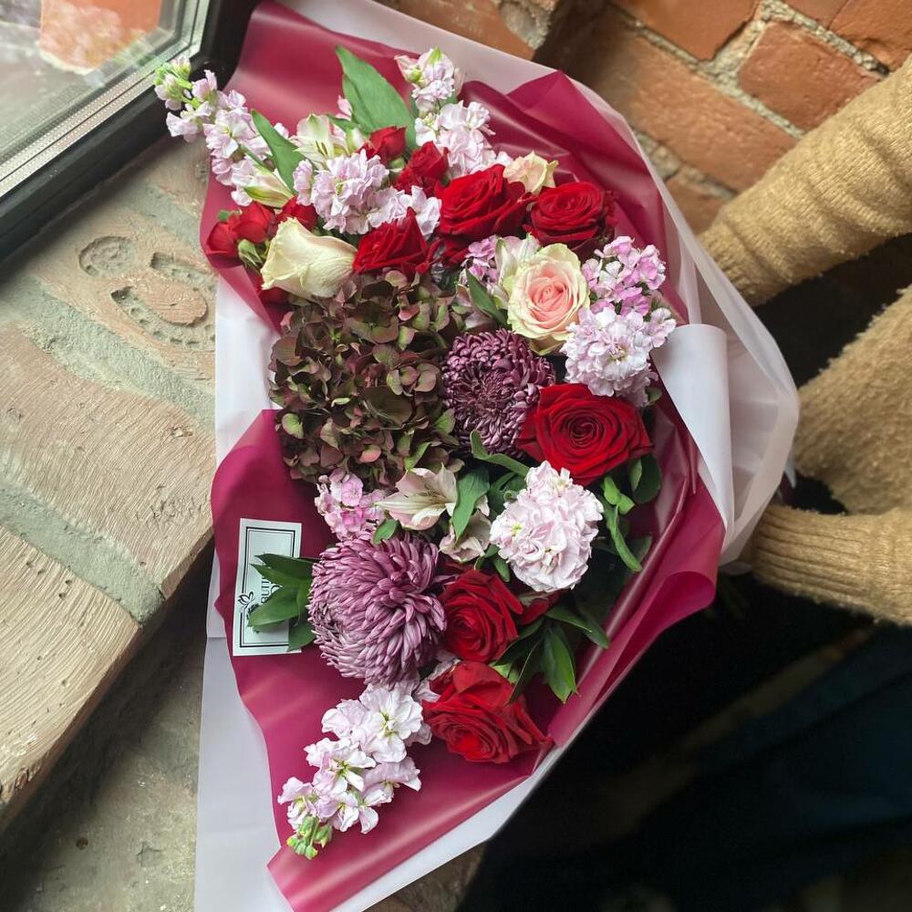 Букет из роз, гортензии, хризантем, маттиолы, альстромерии, кустовых роз, гвоздик и рускуса в стильной упаковке 