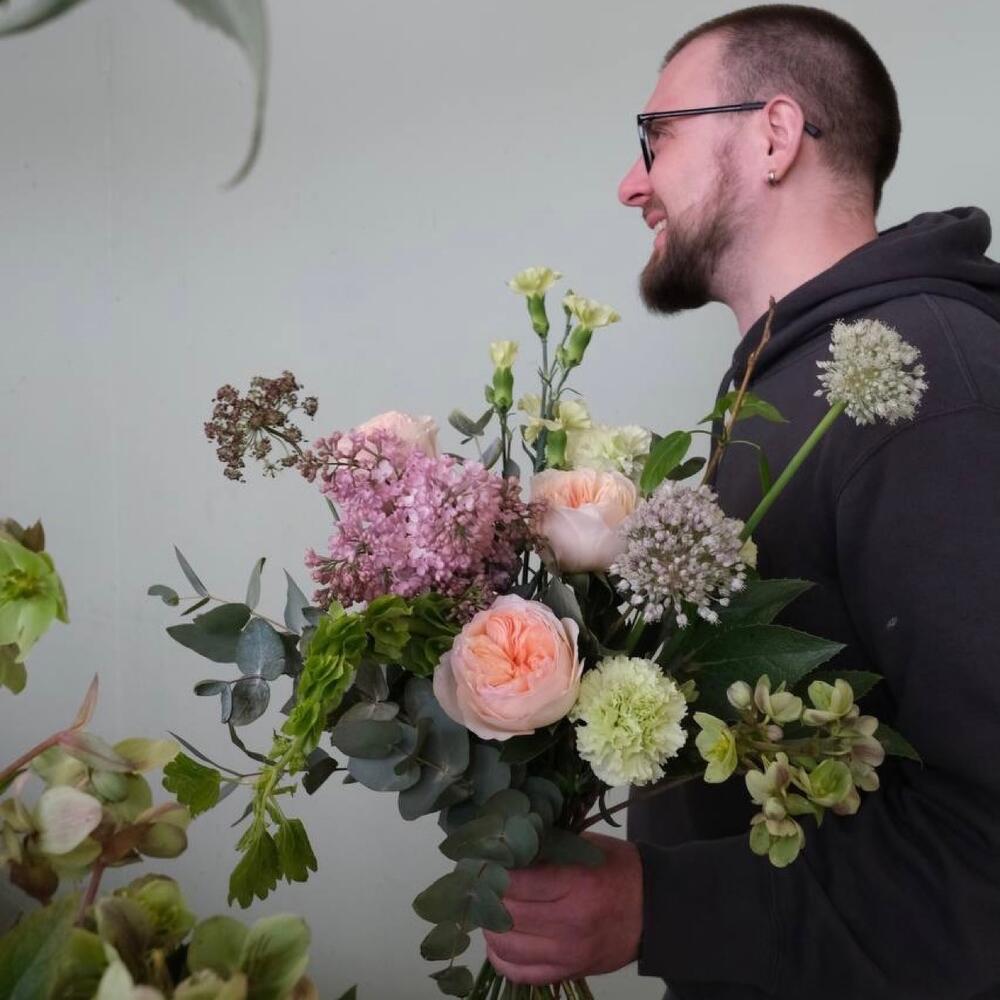 Букет с сиренью, луком и пионовидными розами