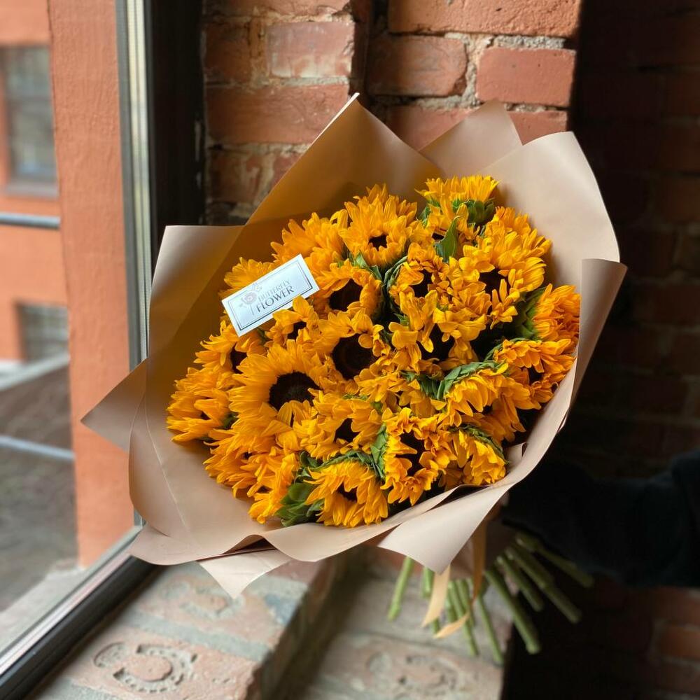 Букет из 27 подсолнухов в стильной упаковке 