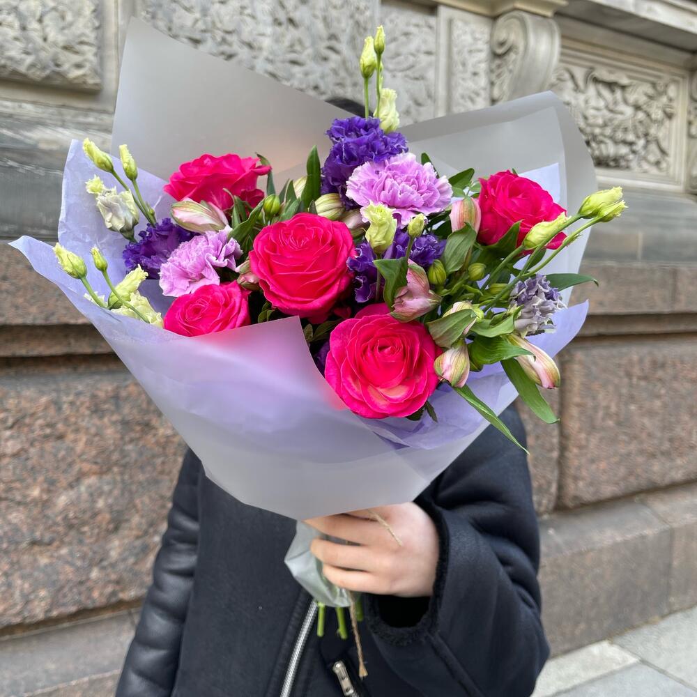 Ягодный микс: розы, лизиантус и альстромерия