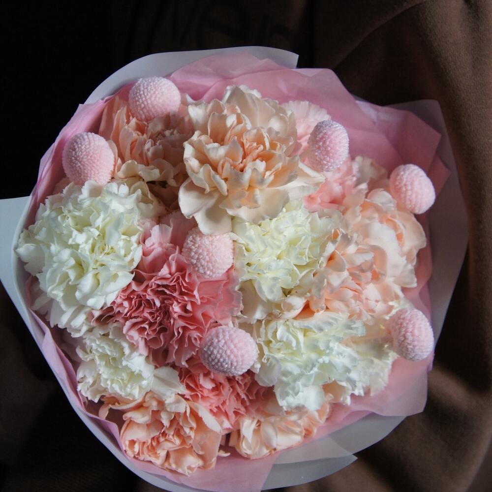 Букет из нежных диантусов с шариками краспедии