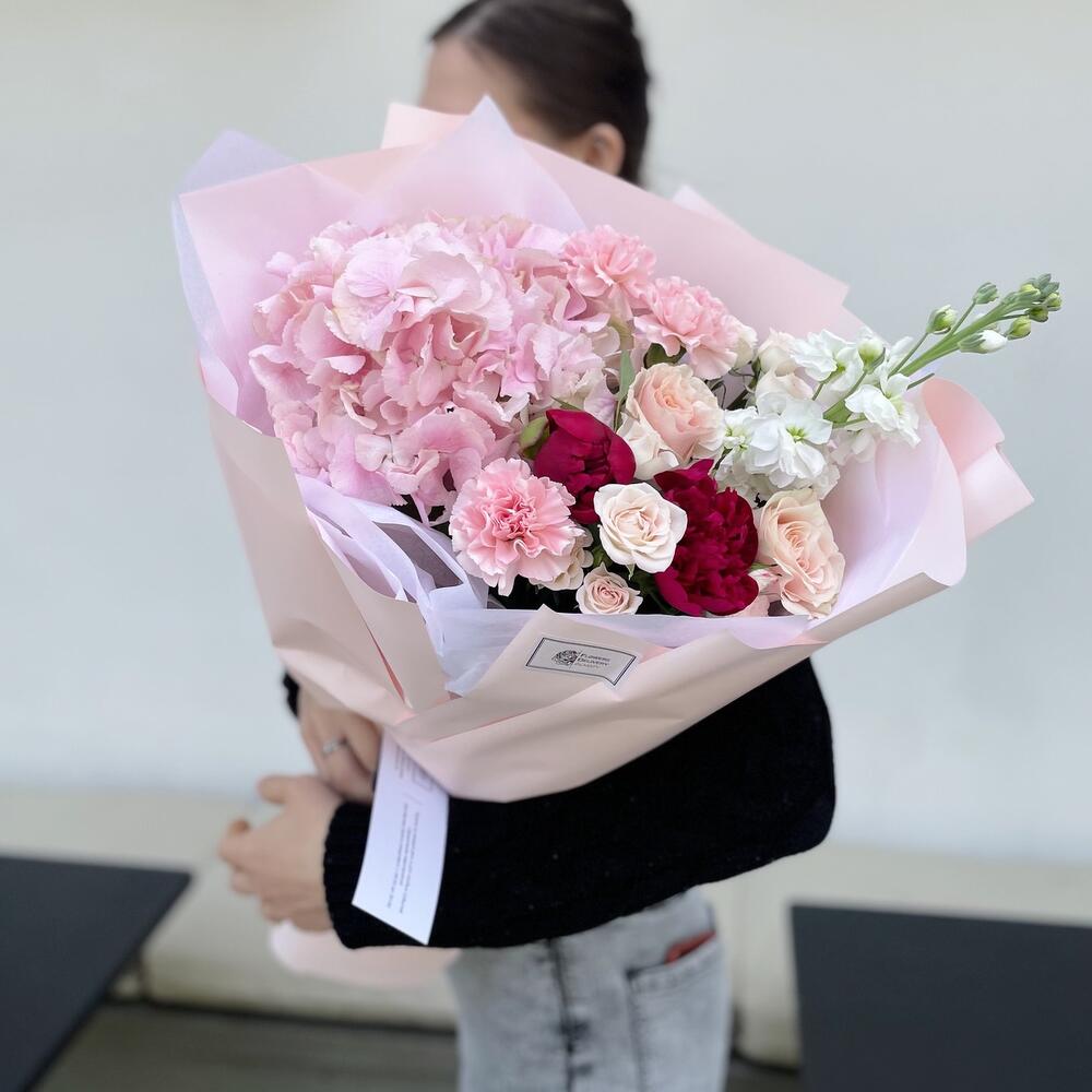 Букет с королевской гортензией и пионами