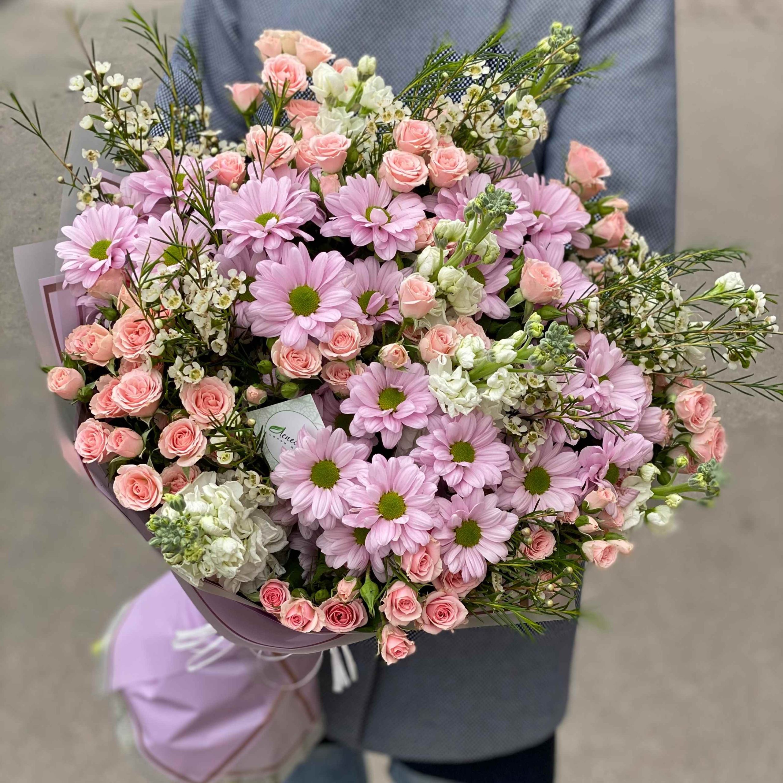 Букет из кустовых роз, маттиол и хризантем